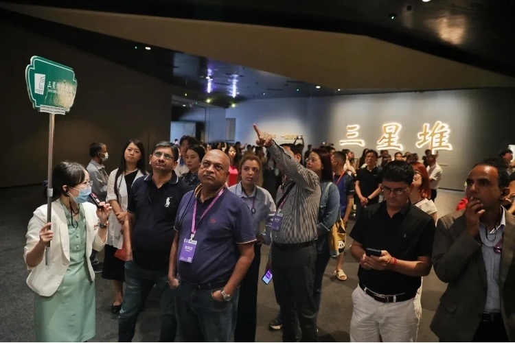 8月31日，亞洲媒體考察團參訪三星堆博物館?！吨袊?jīng)濟周刊》記者肖翊攝