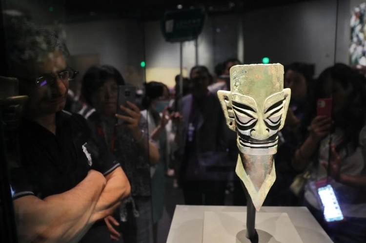 8月31日，亞洲媒體考察團參訪三星堆博物館?！吨袊?jīng)濟周刊》記者肖翊攝