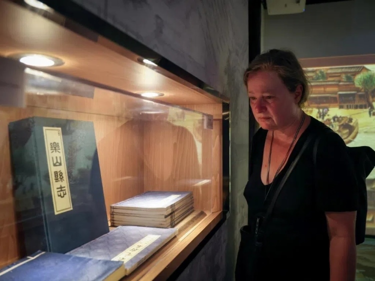 2024“一帶一路”媒體合作論壇聯(lián)合采訪調(diào)研行成員在蘇稽古鎮(zhèn)調(diào)研樂(lè)山歷史文化。本報(bào)記者 伊霄攝