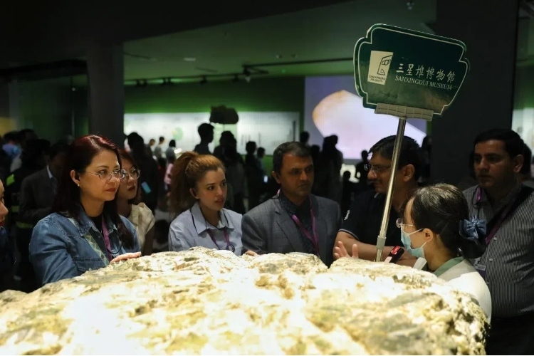 8月31日，亞洲媒體考察團參訪三星堆博物館。左一為馬來西亞《星報》首席商務官莉迪婭·王?！吨袊?jīng)濟周刊》記者肖翊攝