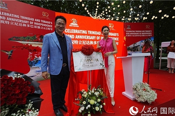 當(dāng)天的慶祝儀式上，還舉行了特多著名酒品牌安高天娜回歸中國(guó)市場(chǎng)的揭幕儀式。人民網(wǎng)記者 趙益普攝