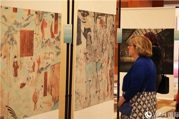 來(lái)賓在參觀(guān)敦煌高清攝影和壁畫(huà)高保真復(fù)制品。 人民網(wǎng)記者 李志偉攝