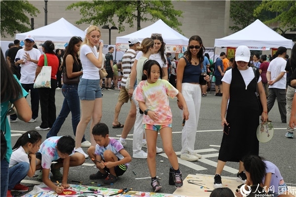 4、活動吸引了很多小朋友參加。 人民網(wǎng)記者 李志偉攝