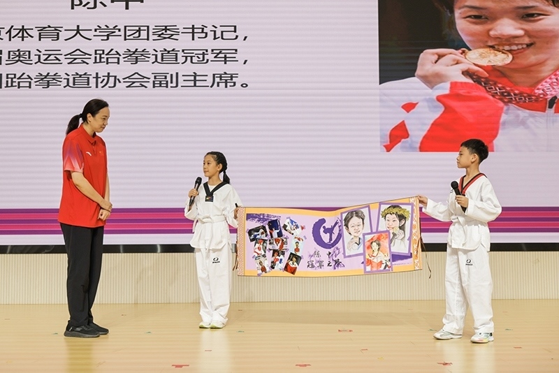 兩位學(xué)生小記者對(duì)話陳中老師。學(xué)校供圖