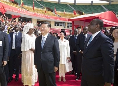 2018年7月22日，國(guó)家主席習(xí)近平在達(dá)喀爾同時(shí)任塞內(nèi)加爾總統(tǒng)薩勒共同出席塞內(nèi)加爾競(jìng)技摔跤場(chǎng)項(xiàng)目移交儀式。新華社記者 王曄 攝