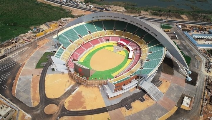 這是2018年7月18日在塞內(nèi)加爾首都達(dá)喀爾航拍的中國(guó)援建的塞內(nèi)加爾競(jìng)技摔跤場(chǎng)。新華社記者 呂帥 攝