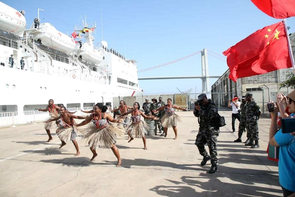 2024年8月16日，在莫桑比克馬普托港，當(dāng)?shù)匮輪T表演舞蹈，歡送中國海軍“和平方舟”號醫(yī)院船。