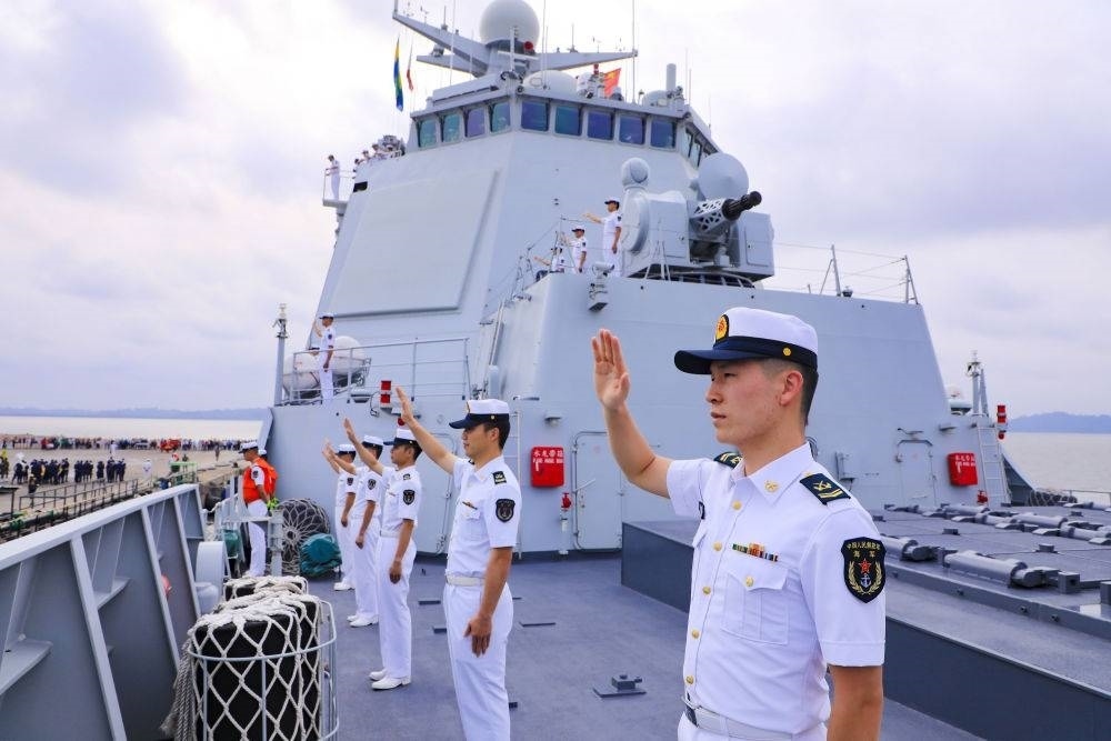 2023年7月8日，中國海軍第43批護航編隊官兵向加蓬利伯維爾奧文多港碼頭的歡迎人群揮手致意。中國海軍第43批護航編隊抵達加蓬利伯維爾，開始對加蓬進行為期4天的友好訪問。