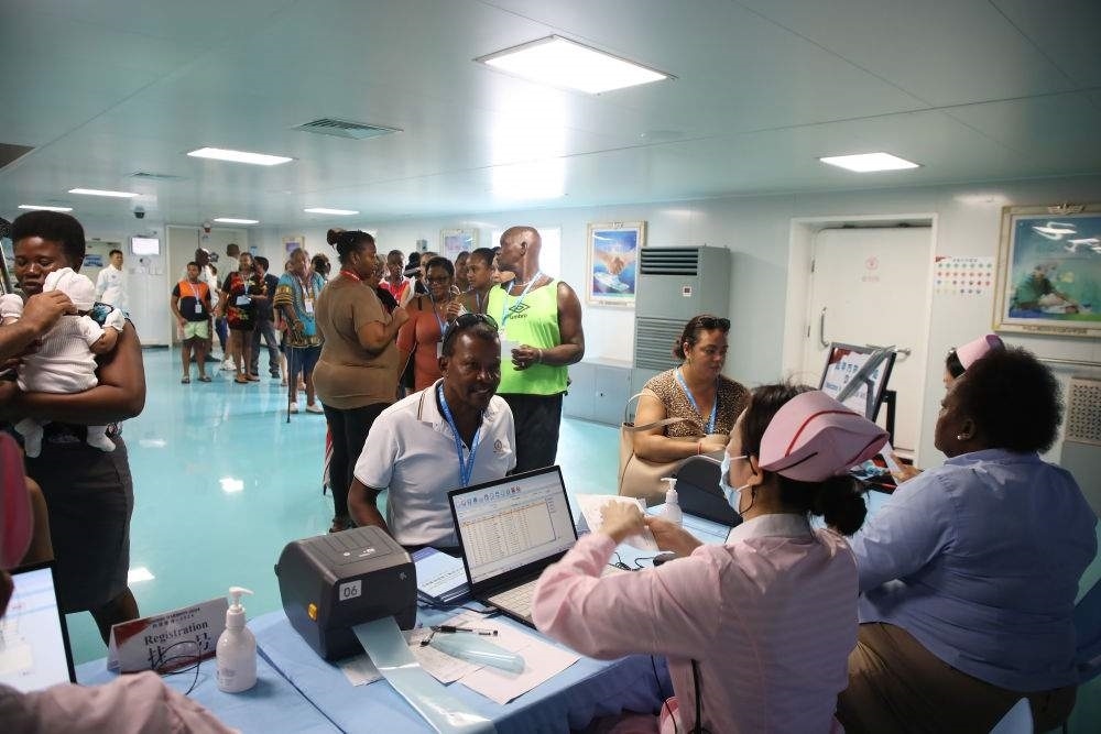 2024年7月8日，塞舌爾民眾在中國海軍“和平方舟”號醫(yī)院船上排隊就診。