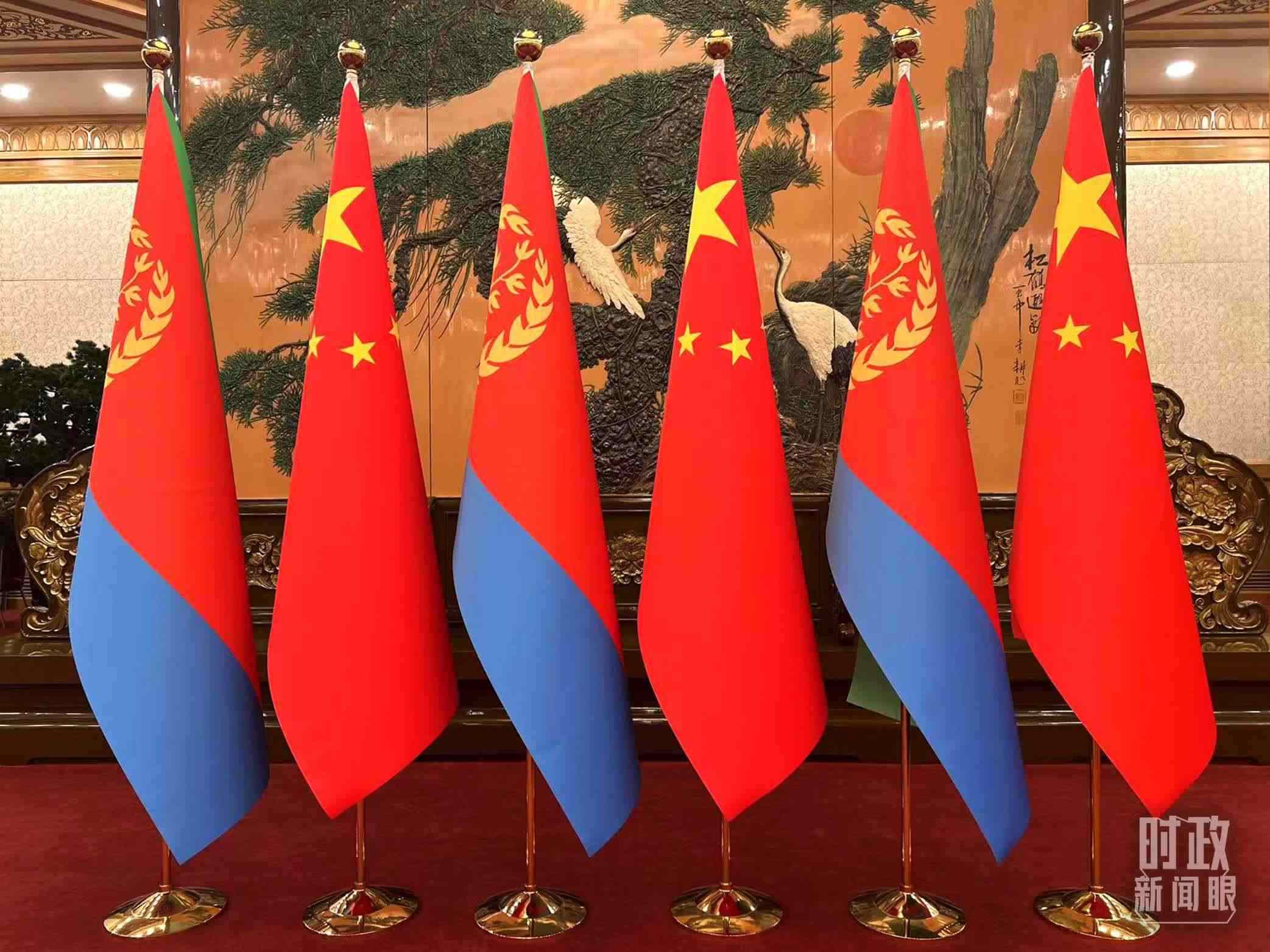 △會見現(xiàn)場擺放的中國和厄立特里亞兩國國旗。（總臺央視記者趙婷拍攝）