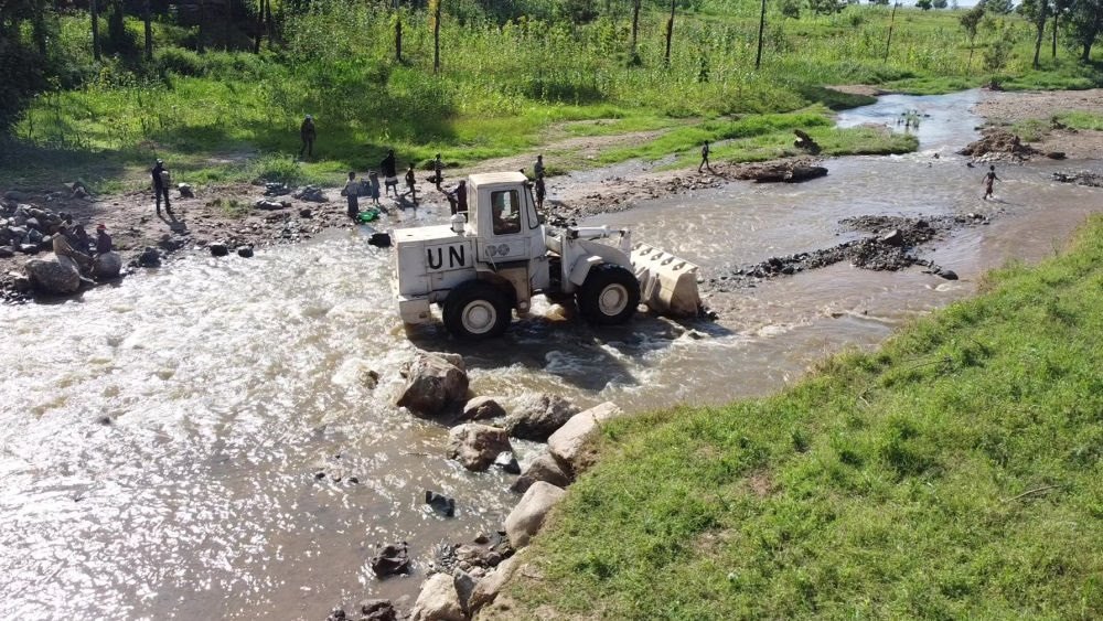 2023年6月7日，在剛果（金）南基伍省卡萊亥地區(qū)，中國第26批赴剛果（金）維和工兵分隊官兵進行施工作業(yè)。