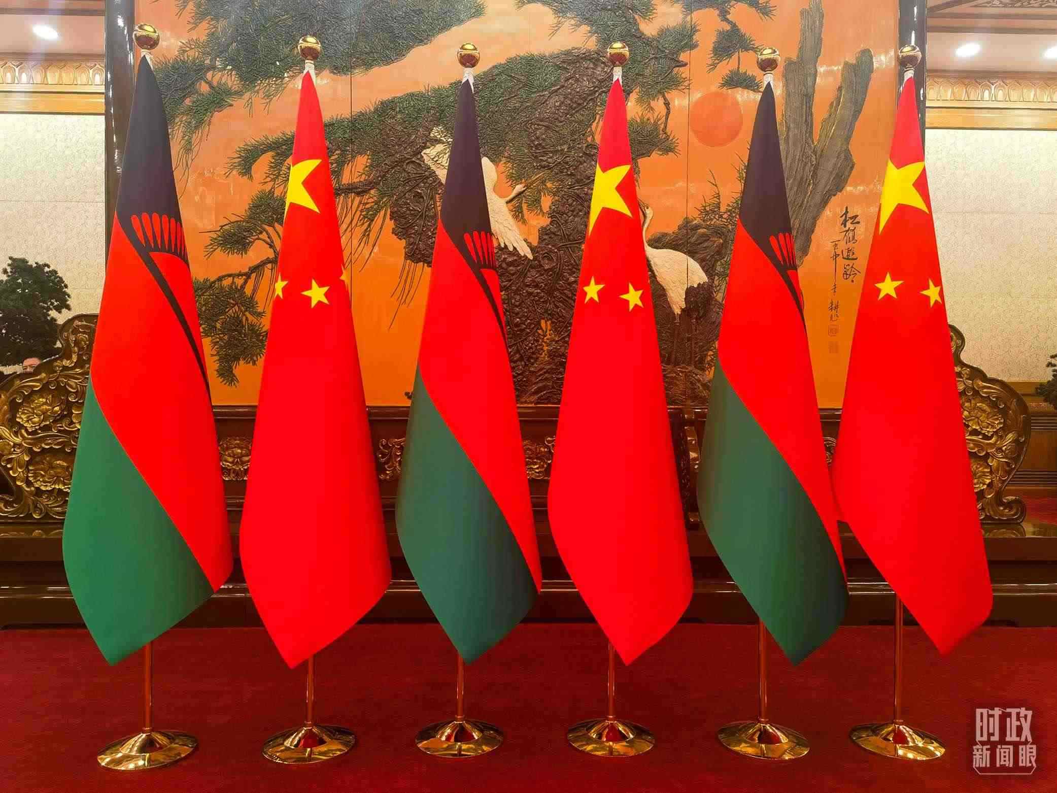 △中國(guó)和馬拉維國(guó)旗。（總臺(tái)央視記者陳曦拍攝）