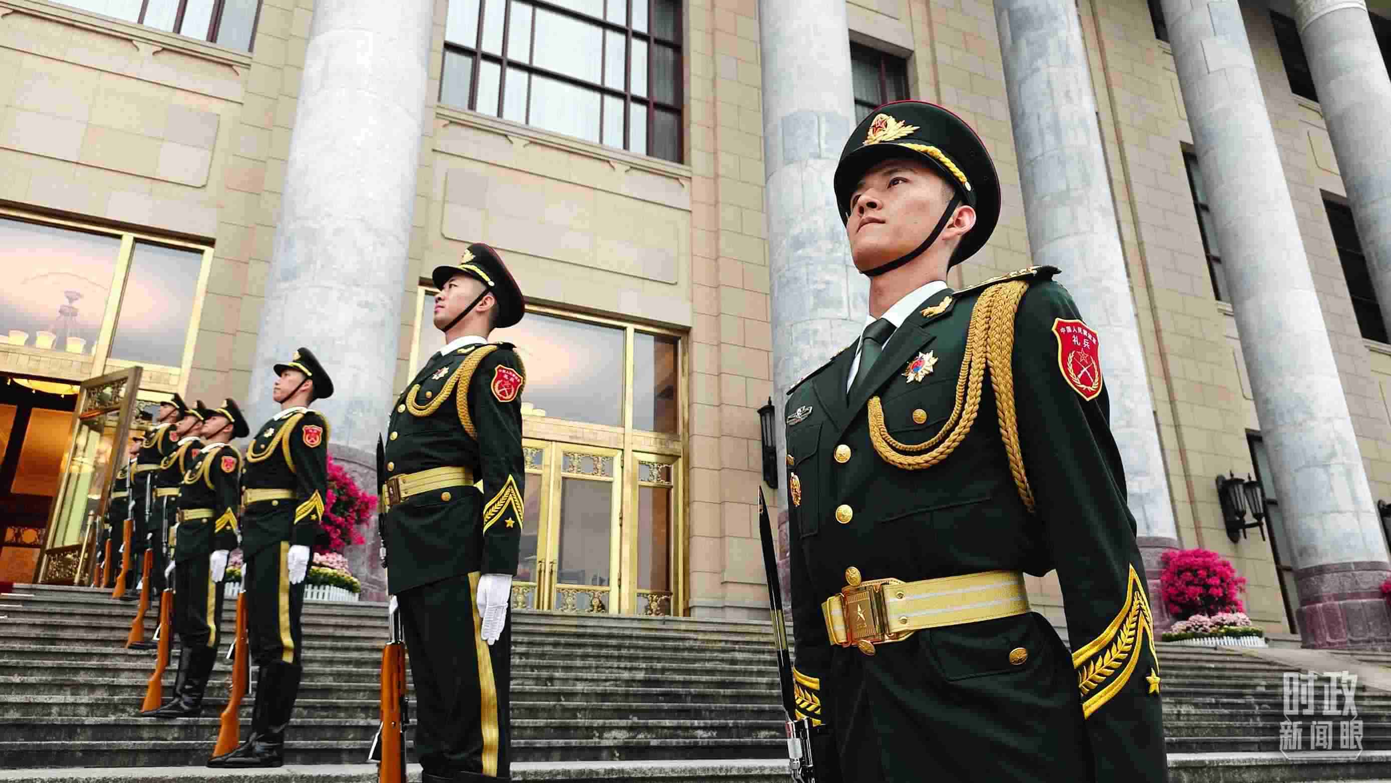  △人民大會(huì)堂外，禮兵列隊(duì)歡迎外國(guó)領(lǐng)導(dǎo)人。（總臺(tái)央視記者韓銳拍攝）