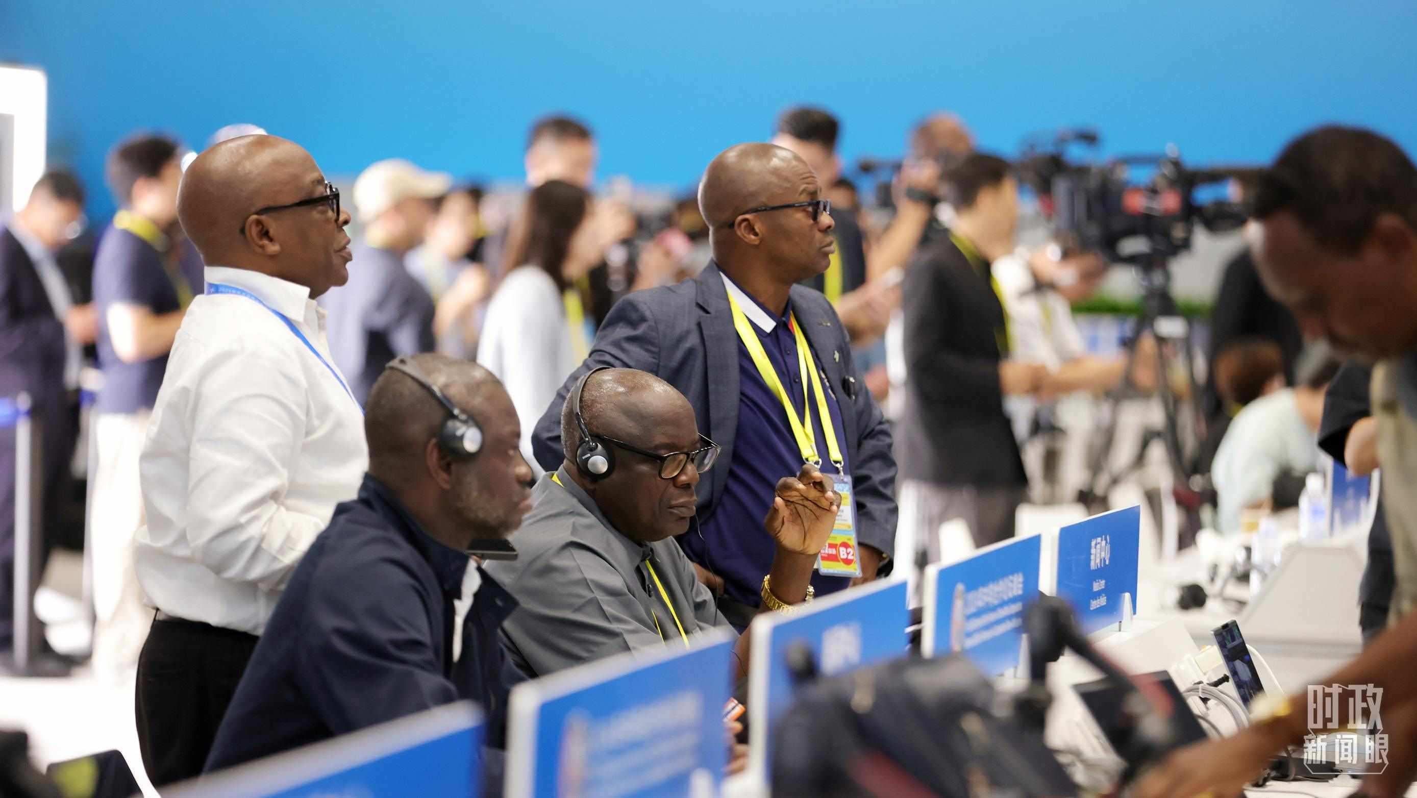  △媒體記者在人民大會(huì)堂和新聞中心參與峰會(huì)報(bào)道。（總臺(tái)央視記者范一鳴、魏幫軍拍攝）