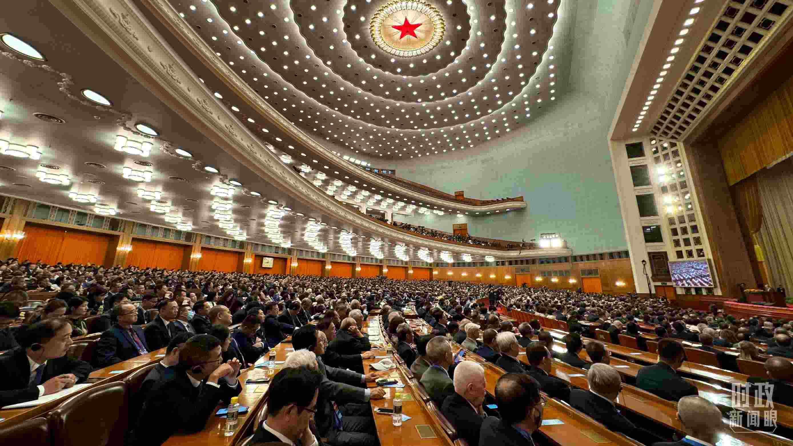  △中非合作論壇非方成員國國家元首、政府首腦、代表團(tuán)團(tuán)長及國際和地區(qū)組織負(fù)責(zé)人等中外各界人士3200余人出席開幕式。（總臺(tái)央視記者蔣碩拍攝）