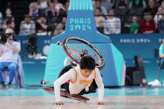 巴黎殘奧會(huì)｜“撞車(chē)、摔倒，我們都習(xí)慣了”