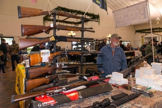 這是2022年1月22日在美國達(dá)拉斯槍展上拍攝的槍支。新華社發(fā)（李琳攝）