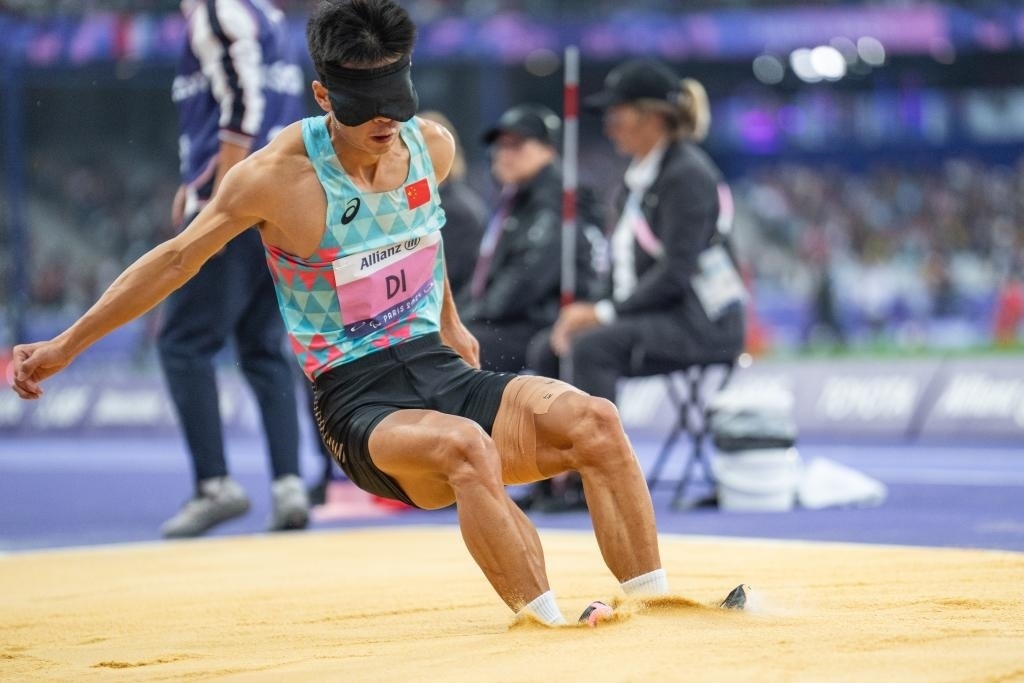 8月30日，邸東東在巴黎殘奧會田徑男子跳遠(yuǎn)T11級決賽中試跳。新華社記者 黃偉 攝