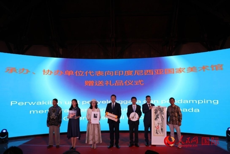 在展覽開幕式現(xiàn)場，本次展覽的承辦、協(xié)辦單位代表向印尼國家美術(shù)館贈送禮品。人民網(wǎng)記者 曹師韻攝