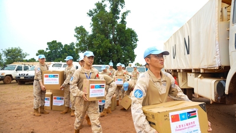 搬運(yùn)援助物資。孫千攝