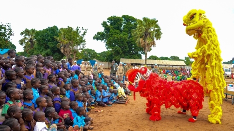 舞獅活動(dòng)引發(fā)現(xiàn)場熱烈掌聲。謝坤攝