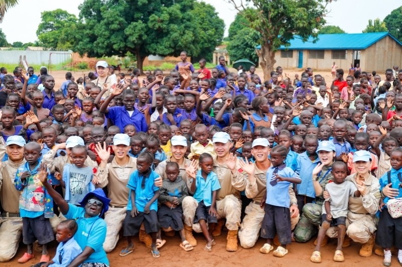 維和官兵與學(xué)生進(jìn)行合影。殷亦豪攝