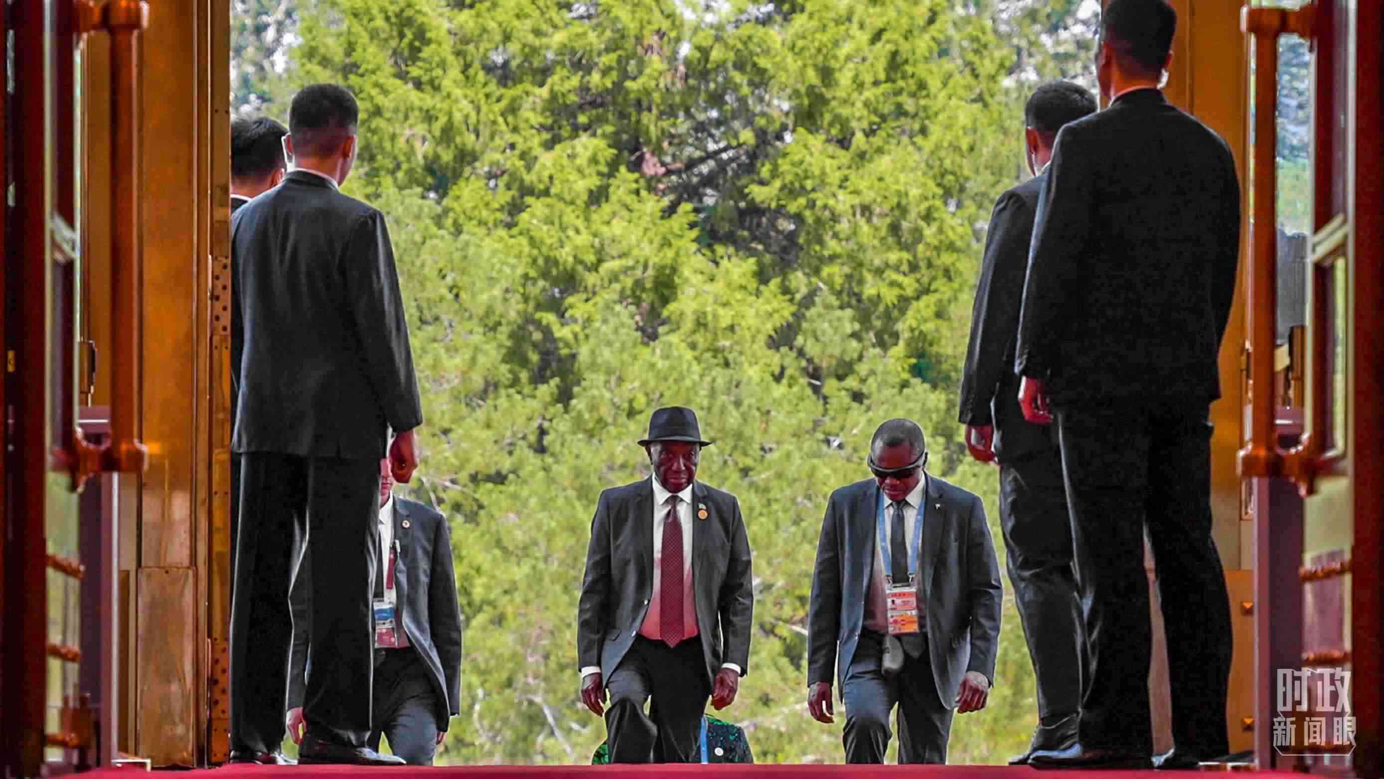 利比里亞總統(tǒng)博阿凱步入人民大會堂。（總臺央視記者蔣碩拍攝）