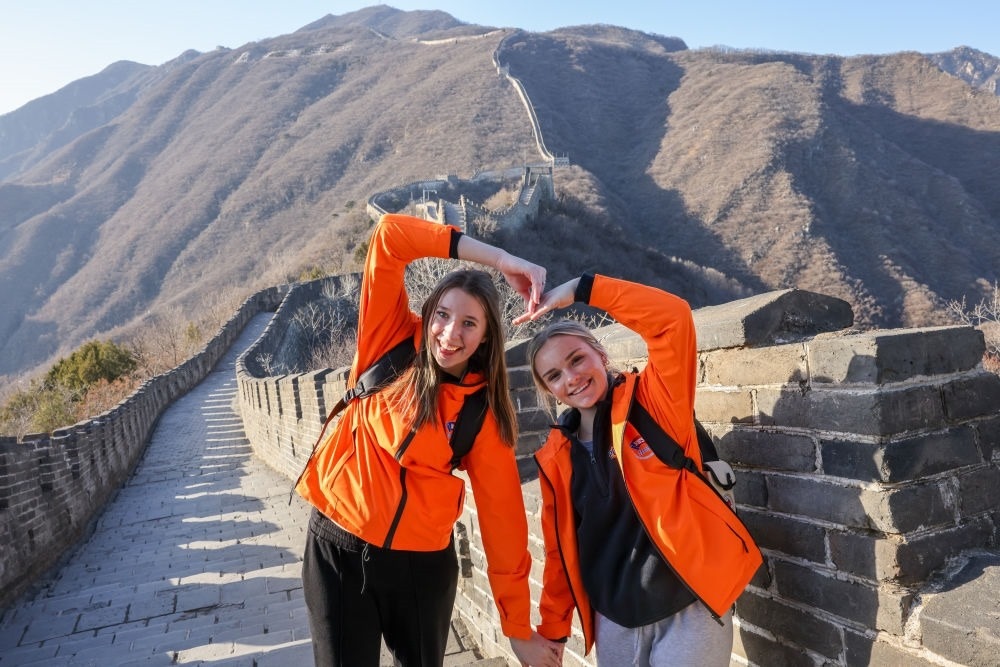 2024年3月20日，美國華盛頓州中學(xué)生代表團(tuán)的成員在北京慕田峪長城留影。新華社記者 殷剛 攝