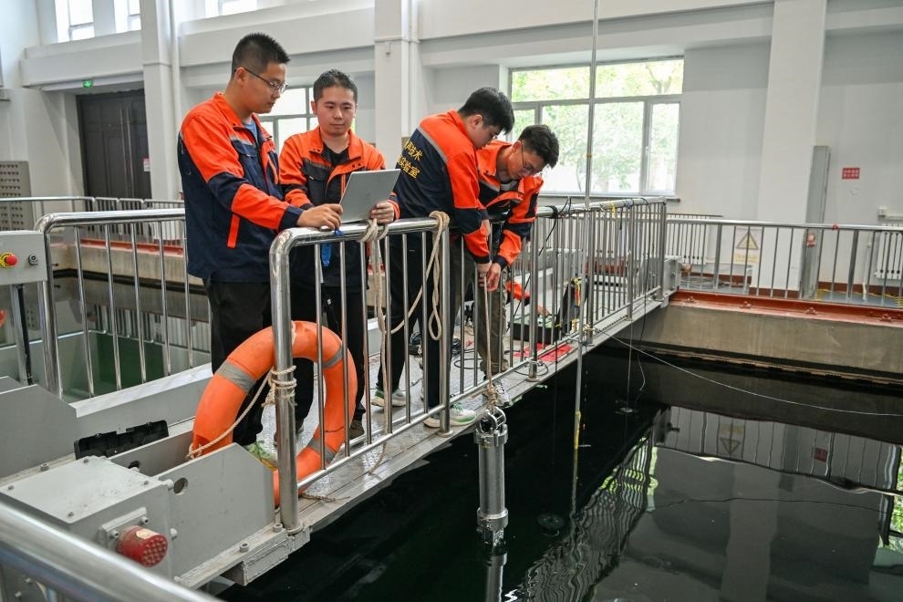 哈爾濱工程大學(xué)水聲工程學(xué)院學(xué)生在進(jìn)行技術(shù)實(shí)驗(yàn)。新華社記者王松 攝