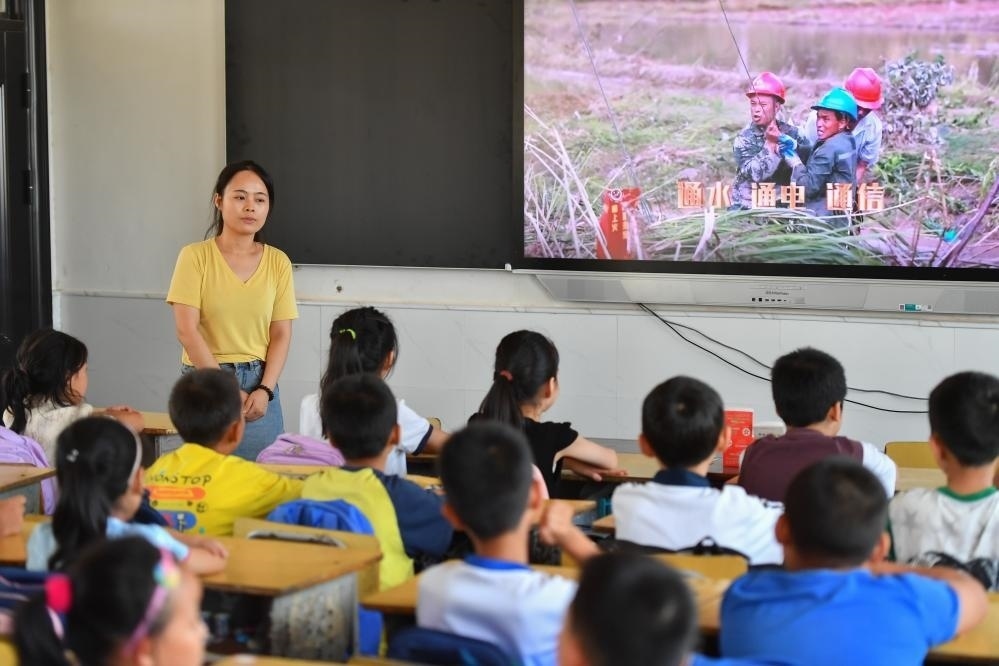 今年夏天，湖南華容縣等地遭受洪澇災(zāi)害。9月，華容縣一所學(xué)校，老師通過(guò)講述防災(zāi)救災(zāi)故事，引導(dǎo)孩子們知情、共情，汲取成長(zhǎng)的力量。
