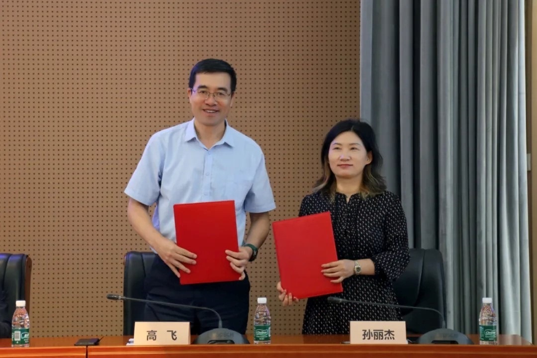 外交學(xué)院副院長(zhǎng)高飛與中國國際科學(xué)技術(shù)合作協(xié)會(huì)執(zhí)行副會(huì)長(zhǎng)兼秘書長(zhǎng)孫麗杰簽署戰(zhàn)略合作備忘錄并啟動(dòng)科技外交官搖籃計(jì)劃。主辦方供圖