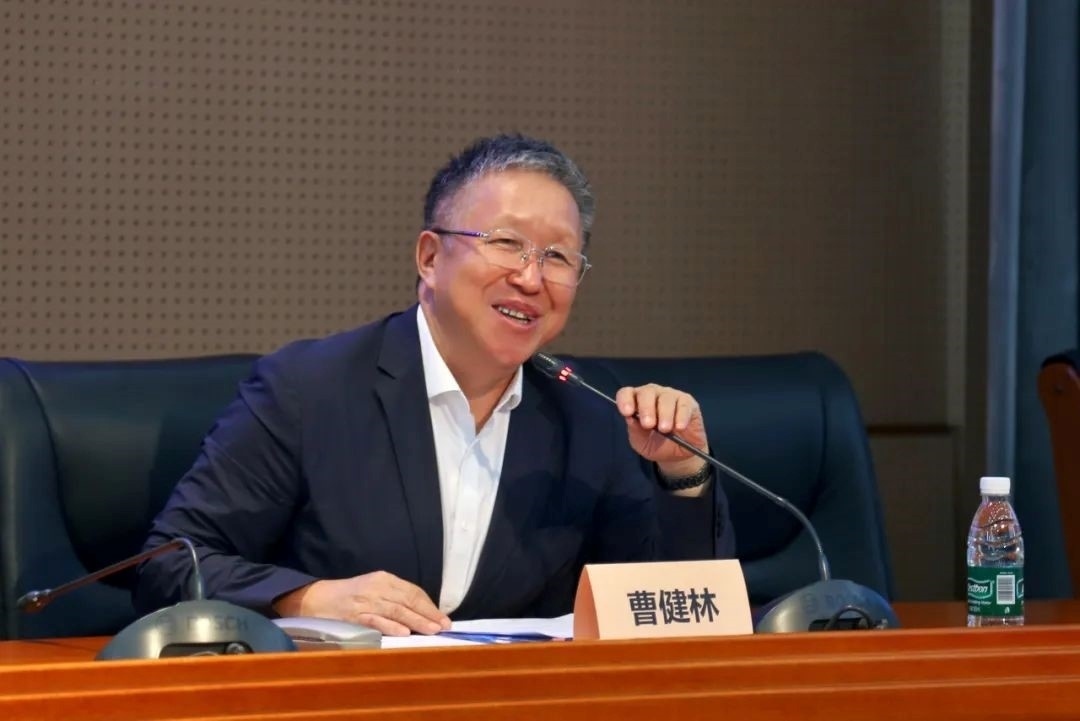 科技部原副部長(zhǎng)、十三屆全國政協(xié)教科衛(wèi)體委員會(huì)副主任、現(xiàn)任季華實(shí)驗(yàn)室理事長(zhǎng)、主任曹健林致辭。主辦方供圖