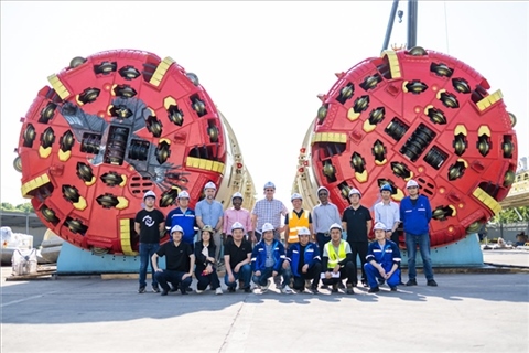 中外員工在盾構(gòu)機前合影。中國電建供圖