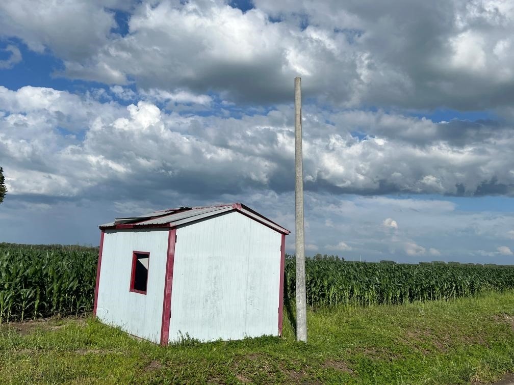 林甸縣一處保護(hù)水源井的鐵皮房出現(xiàn)破損，未見配套設(shè)備。新華社記者董寶森攝