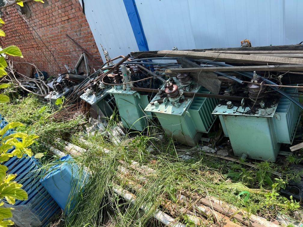 存放在農(nóng)戶家中的變壓器。新華社記者董寶森攝