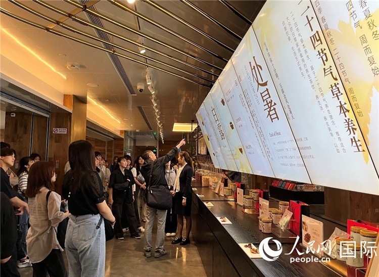 2. 日中友好協(xié)會青年代表團(tuán)一行學(xué)習(xí)24節(jié)氣養(yǎng)生知識。（人民網(wǎng)記者陳思 攝）