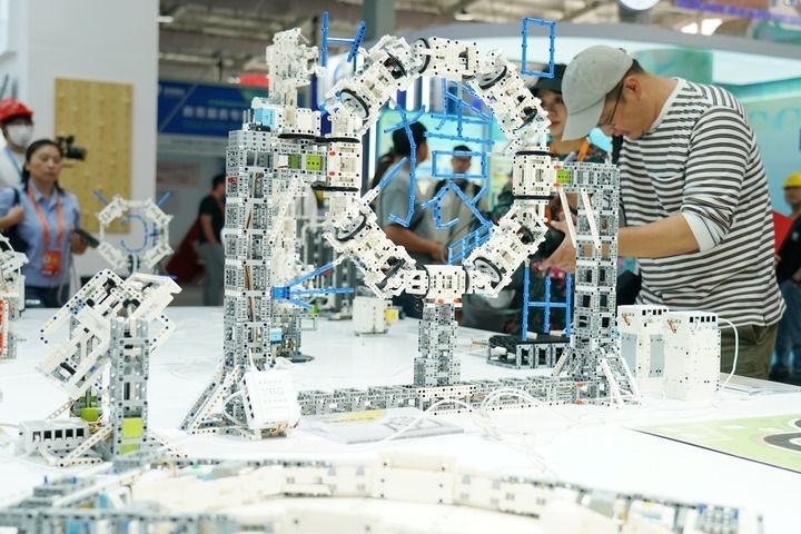 2024年9月11日，記者在服貿(mào)會(huì)首鋼園區(qū)教育服務(wù)館采訪(fǎng)。新華社記者 張晨霖 攝