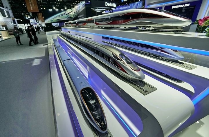 2024年9月11日拍攝的國(guó)家會(huì)議中心會(huì)場(chǎng)內(nèi)的展臺(tái)。新華社記者 李欣 攝