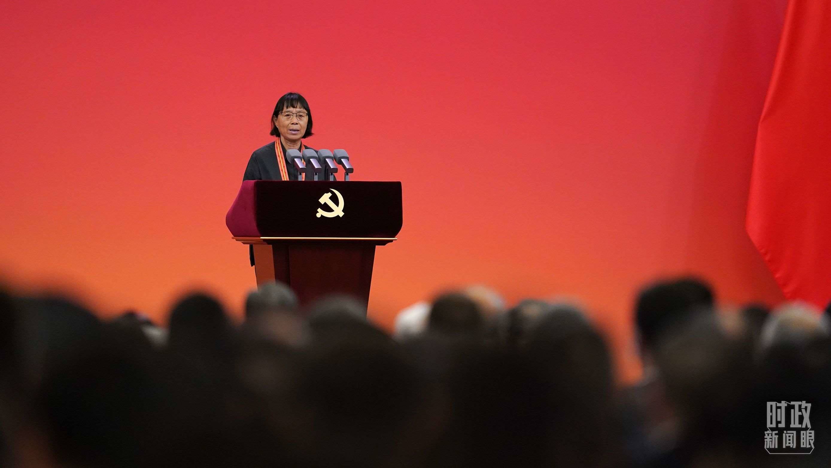  △2021年6月，幫助數(shù)千名貧困山區(qū)女孩圓夢(mèng)大學(xué)的人民教師張桂梅，代表“七一勛章”獲得者發(fā)言。（總臺(tái)國(guó)廣記者李晉拍攝）
