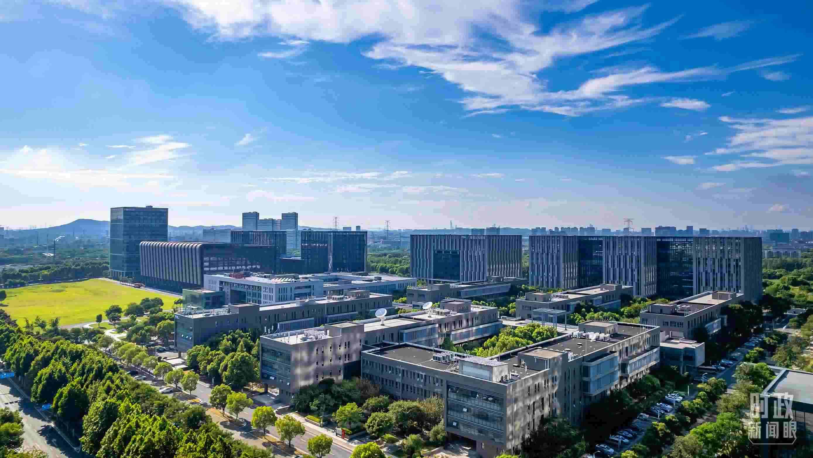  △2023年7月，習(xí)近平調(diào)研南京紫金山實(shí)驗(yàn)室，強(qiáng)調(diào)要為實(shí)現(xiàn)高水平科技自立自強(qiáng)立下功勛。（圖/視覺中國(guó)）