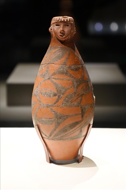 大地灣出土的人頭形器口彩陶瓶。新華社記者 范培珅 攝