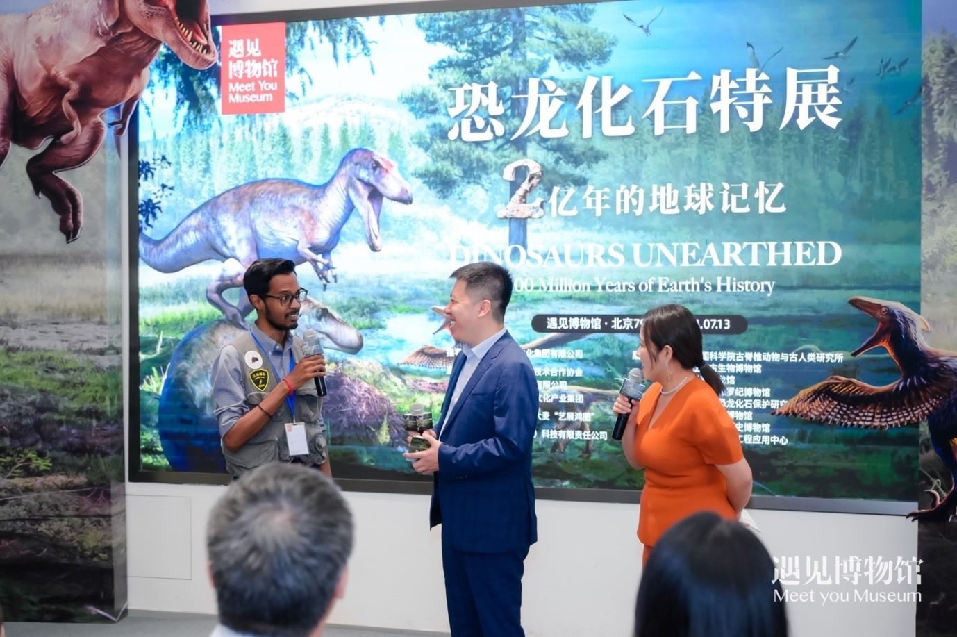 8. 中國(guó)科學(xué)院古脊椎動(dòng)物與人類研究所特別研究助理保羅·拉米向游客介紹“2億年的地球記憶——恐龍化石特展”。遇見(jiàn)博物館供圖