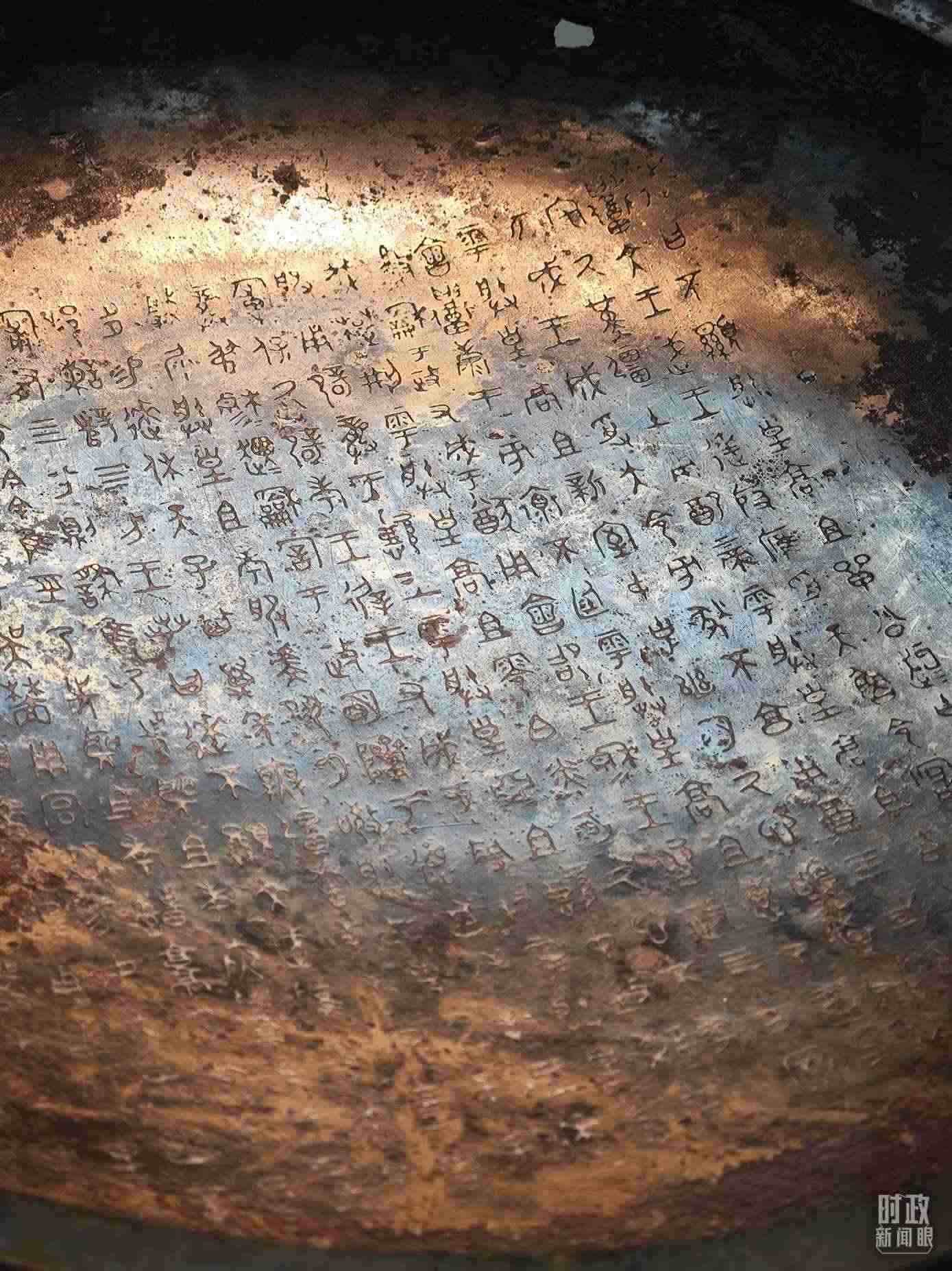 △ 寶雞青銅器博物院內(nèi)展陳——逨盤。（總臺央視記者丁欣、彭漢明拍攝）