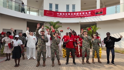 中安合唱歌曲《相親相愛(ài)》。內(nèi)圖大學(xué)孔子學(xué)院供圖