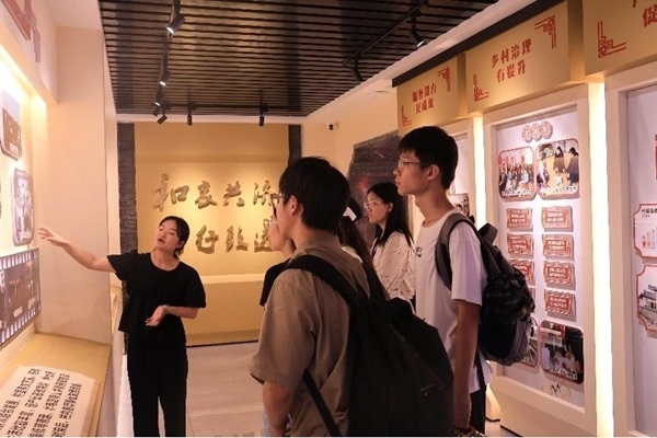 中央民族大學(xué)與中國(guó)人民大學(xué)聯(lián)合開(kāi)展“大國(guó)邊疆”實(shí)踐調(diào)研活動(dòng)。校方供圖