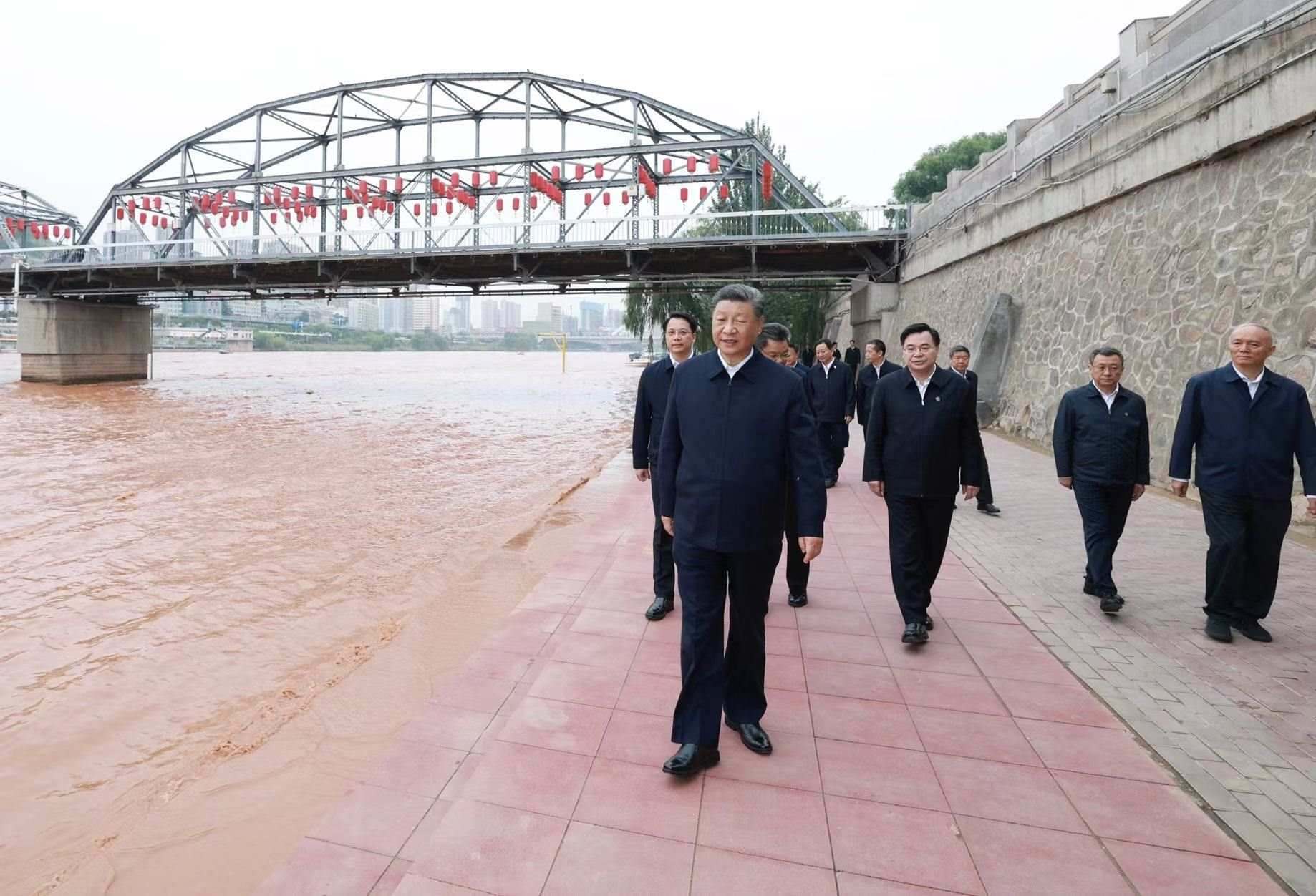 △9月11日下午，甘肅蘭州市黃河蘭州中山橋段，習(xí)近平總書記了解當(dāng)?shù)赝苿?dòng)黃河流域生態(tài)保護(hù)等情況。