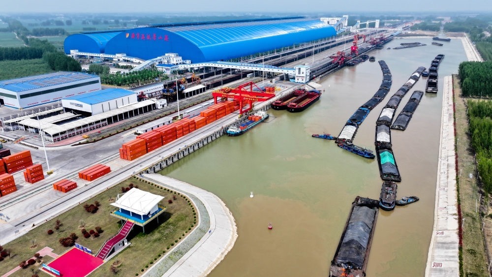 2024年4月24日，船舶行駛在山東濟(jì)寧港航梁山港航道上（無人機(jī)照片）。近年來，山東省加快構(gòu)建沿黃陸海大通道，有效促進(jìn)黃河流域各省區(qū)物流降本增效，實(shí)現(xiàn)更高水平對(duì)外開放。
