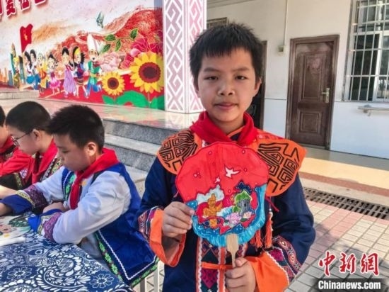 翠竹小學(xué)學(xué)生展示自己繪制的團扇作品。蔣豐慧 攝