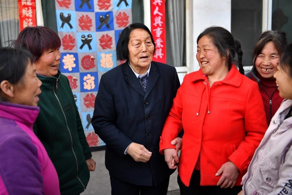 2019年3月23日，申紀(jì)蘭（左三）在山西省平順縣西溝村與村民分享全國兩會精神。新華社記者 曹陽 攝