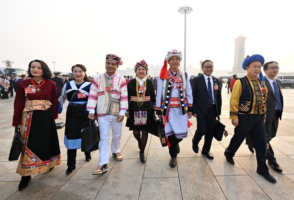2023年3月5日，第十四屆全國人民代表大會第一次會議在北京人民大會堂開幕。這是全國人大代表走向會場。新華社記者 陳益宸 攝